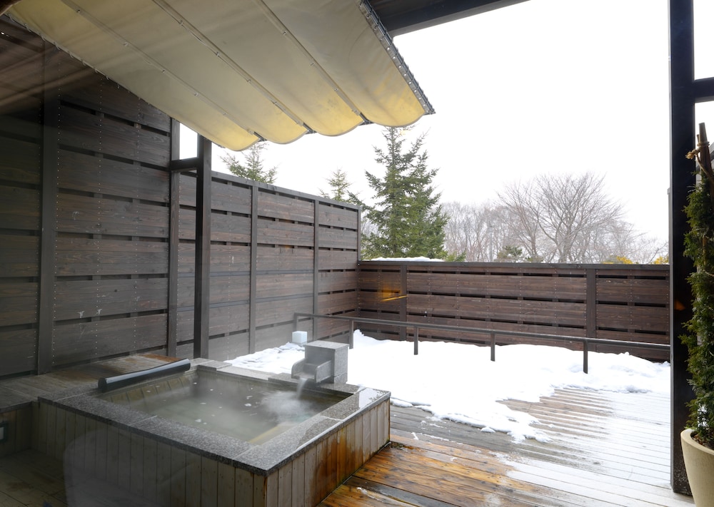 露天風呂付和洋室 （レストランでの会席料理の夕食込） バルコニーからの眺望0 | しこつ湖鶴雅リゾートスパ 水の謌