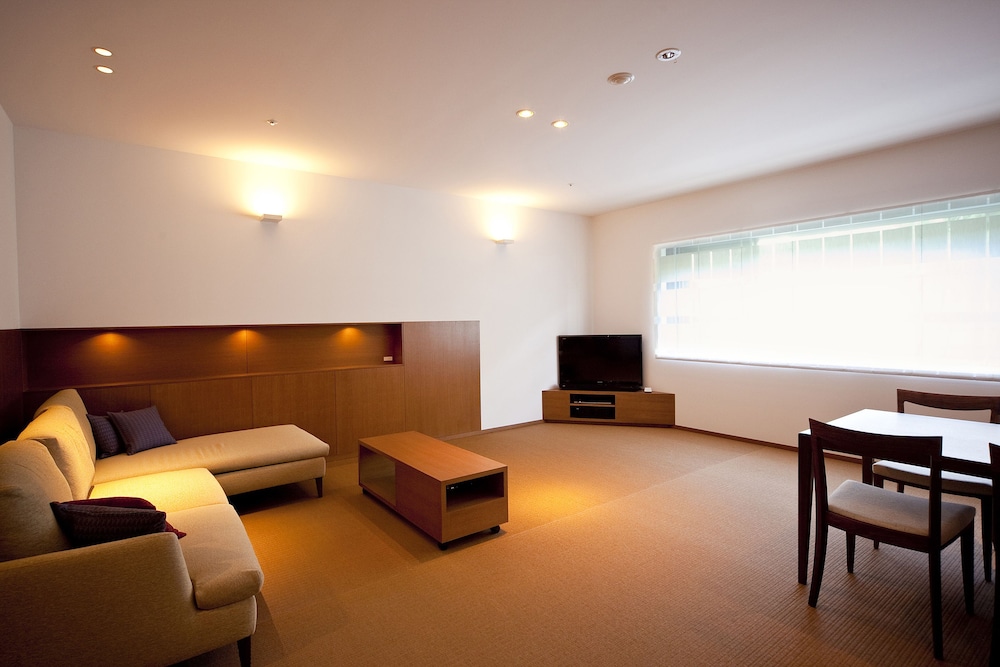 コンフォート スイート リビング エリア0 | 西村屋ホテル招月庭