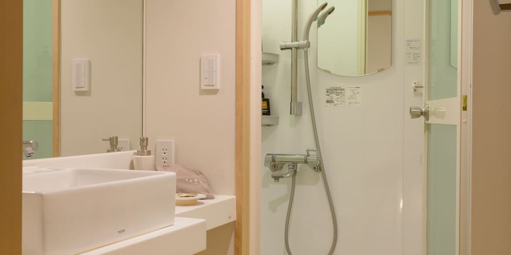 和モダン10畳（シャワーブース&トイレ） バスルーム0 | 旅館こうろ