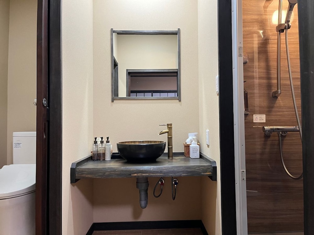 207 和洋室ファミリールーム（シャワーブースのみ）[禁煙] バスルーム0 | おやど 古都の夢