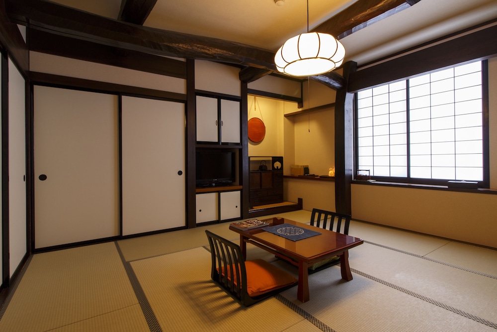 スーペリア ツイン ルーム 禁煙 客室内のダイニングエリア1 | おやど 古都の夢