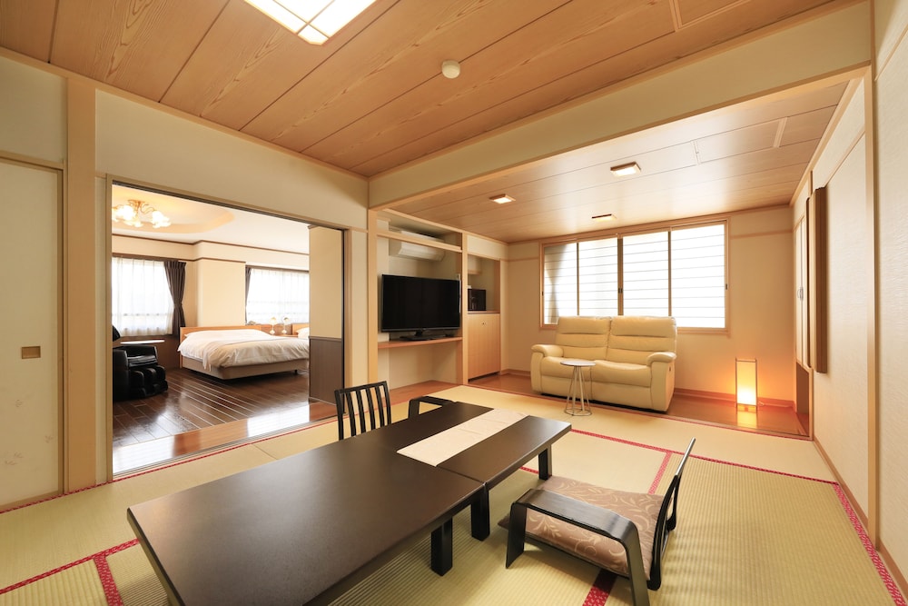 デラックス スイート ベッド (複数台) 禁煙 専用バスルーム 客室2 | ホテル椿野