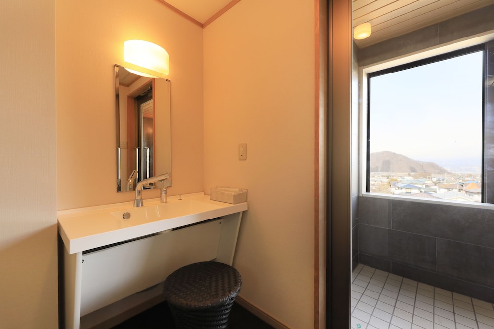 ファミリー スイート 1 ベッドルーム 禁煙 専用バスルーム 客室1 | ホテル椿野