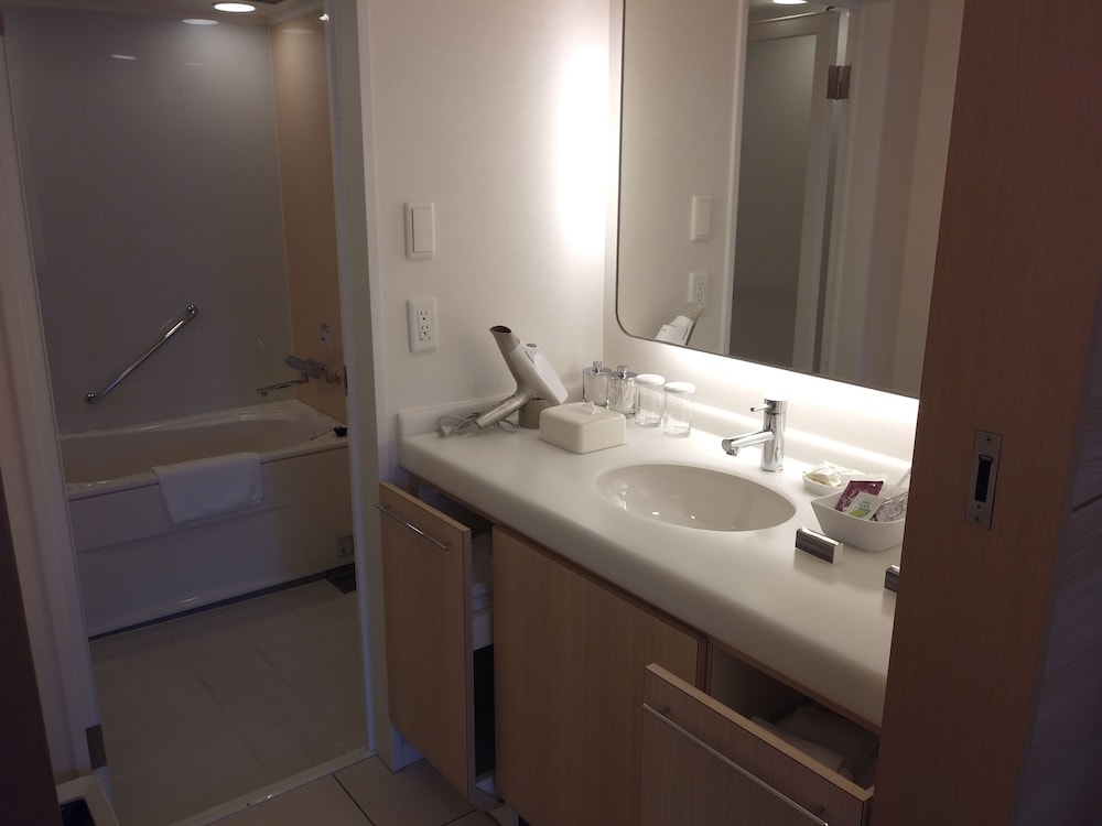 ジュニア スイート ベッド (複数台) バスルーム0 | ホテル エルセラーン大阪