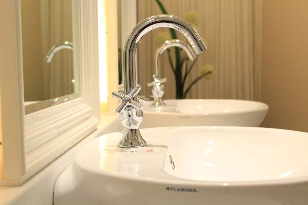 デラックス ツインルーム 禁煙 バスルームのシンク0 | ホテル エルセラーン大阪