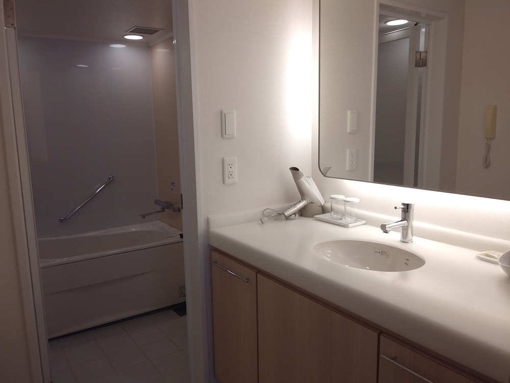 コーナーツインルーム 禁煙（36平米） バスルーム0 | ホテル エルセラーン大阪