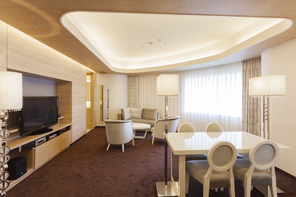 ジュニア スイート 禁煙（58平米） リビング エリア1 | ホテル エルセラーン大阪