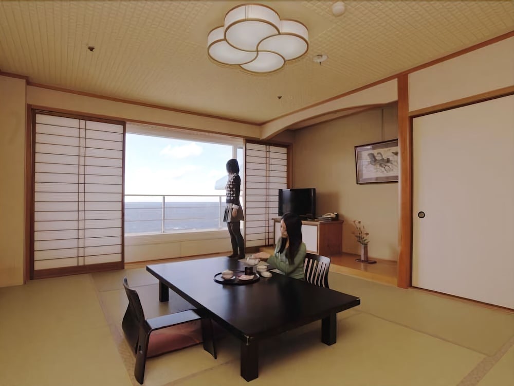 和室 喫煙 海を臨む 10~12 畳 / 4 名迄 客室内のダイニングエリア0 | ホテルシーモア