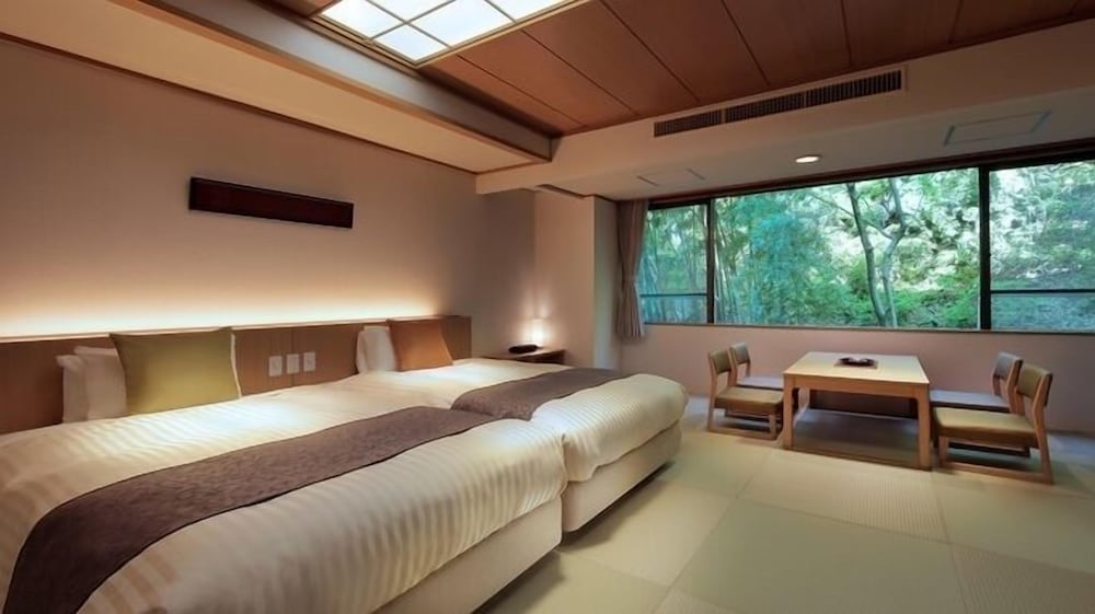 [朱雀亭] 和室ベッド/山側 禁煙 | 会津・東山温泉 御宿 東鳳 (オリックスホテルズ＆リゾーツ)