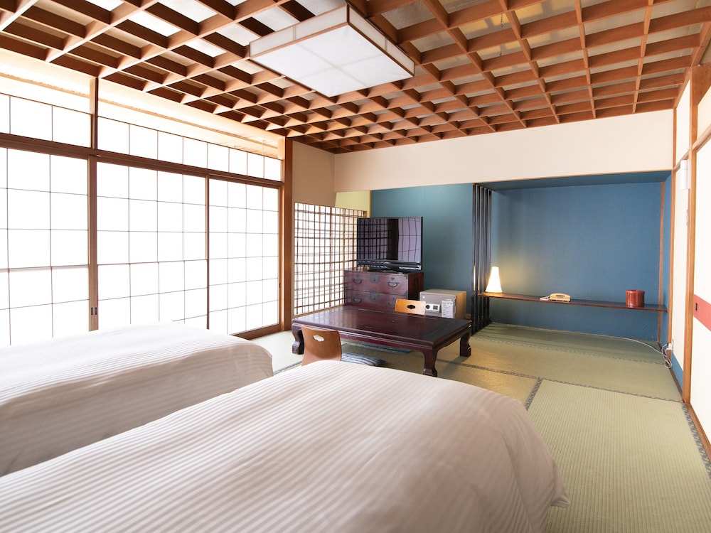 和室(ツインベッド) [禁煙] 客室1 | HOTEL SHIRAHAMAKAN(白浜館)