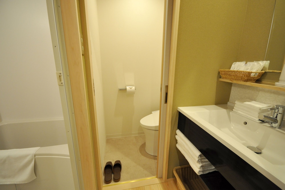 祇園の中心地 ! スーペリア和室 バスルーム1 | 祇園旅館 花楽