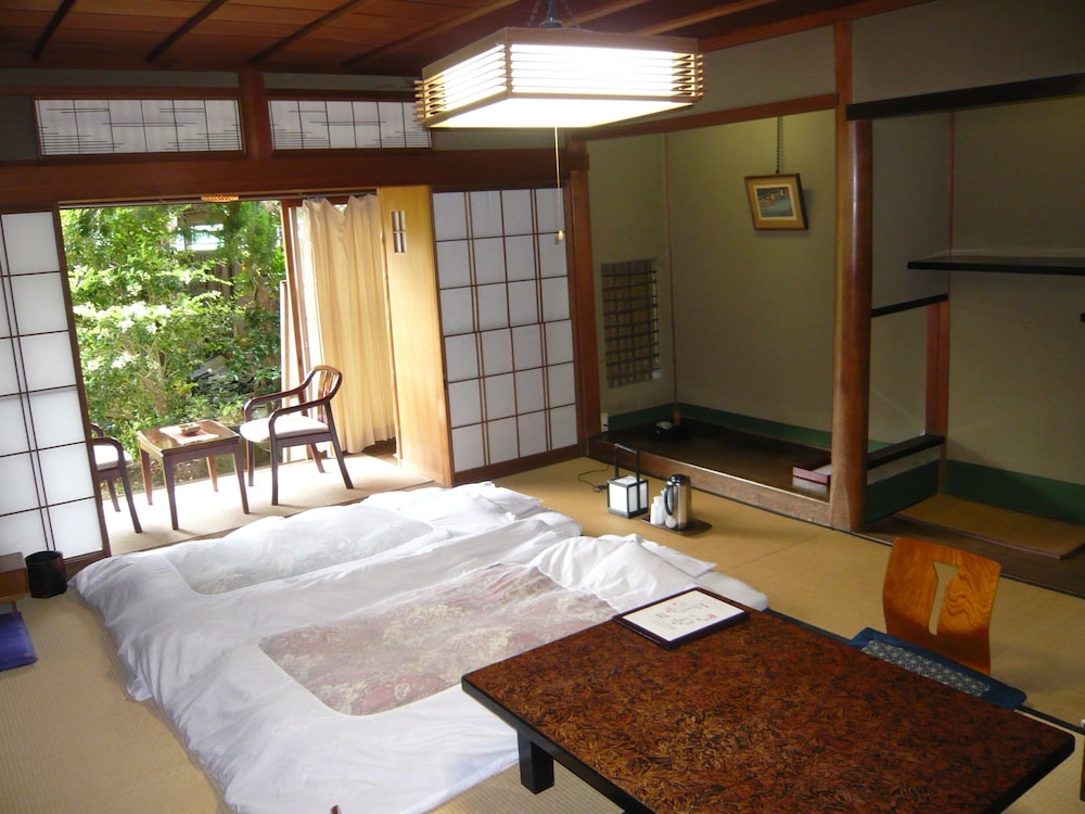 トイレ付 和室（10畳）禁煙 リビング エリア0 | 清輝楼