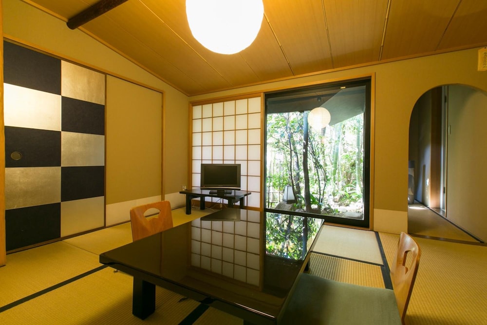 トラディショナル ルーム 専用バスルーム (Japanese Room) リビングルーム1 | 祇園吉今