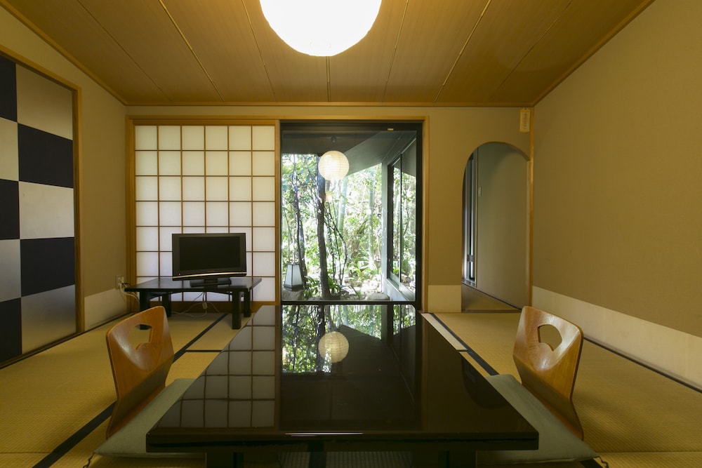 トラディショナル ルーム 専用バスルーム (Japanese Room) 客室内のダイニングエリア0 | 祇園吉今