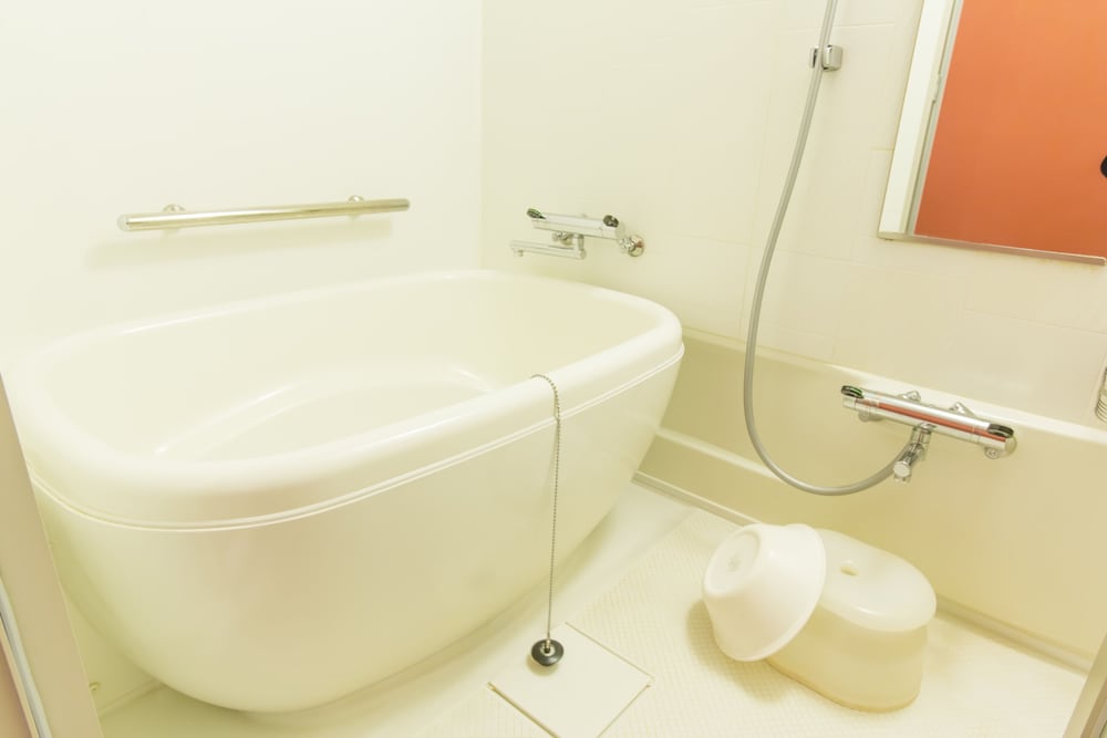 コネクティングルーム 禁煙 (ダブルx1、ツインx1) バスルーム1 | ホテル日本橋サイボー