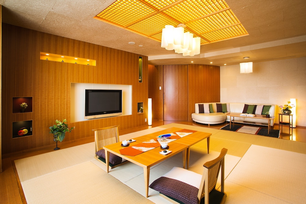 Suite 宇宙・光・静 ハリウッドツイン+和室+ジャグジー リビングルーム0 | 本陣平野屋 花兆庵