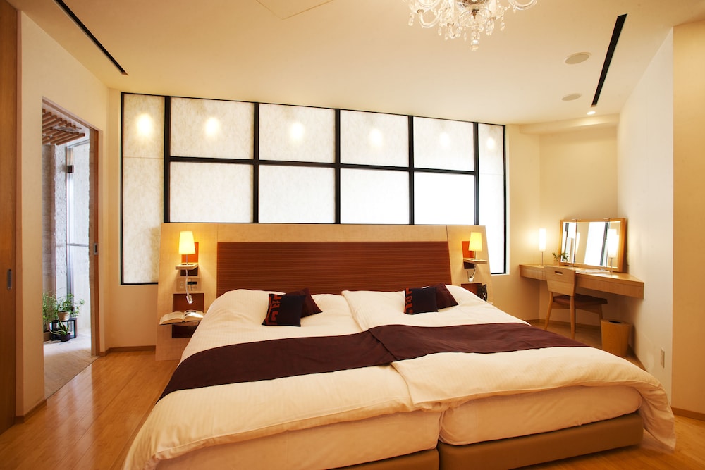 Suite 宇宙・光・静 ハリウッドツイン+和室+ジャグジー 客室8 | 本陣平野屋 花兆庵