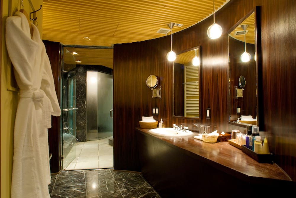 Suite 宇宙・光・静 ハリウッドツイン+和室+ジャグジー バスルームの設備1 | 本陣平野屋 花兆庵