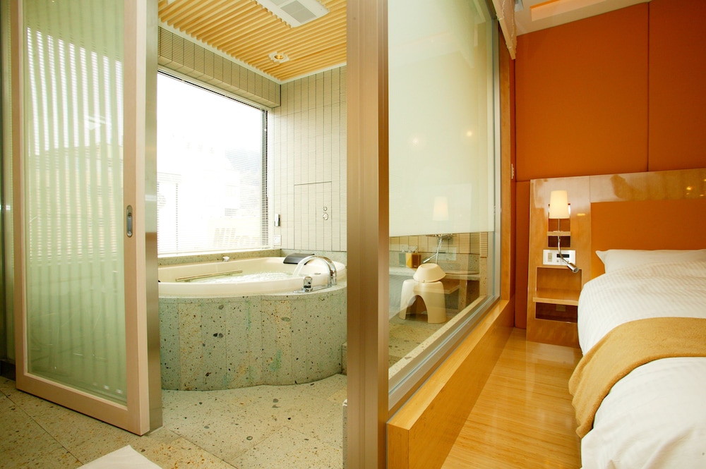 Suite 宇宙・光・静 ハリウッドツイン+和室+ジャグジー 客室3 | 本陣平野屋 花兆庵