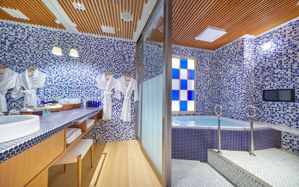 Suite 碧 ハリウッドツイン+和室+バス バスルーム1 | 本陣平野屋 花兆庵