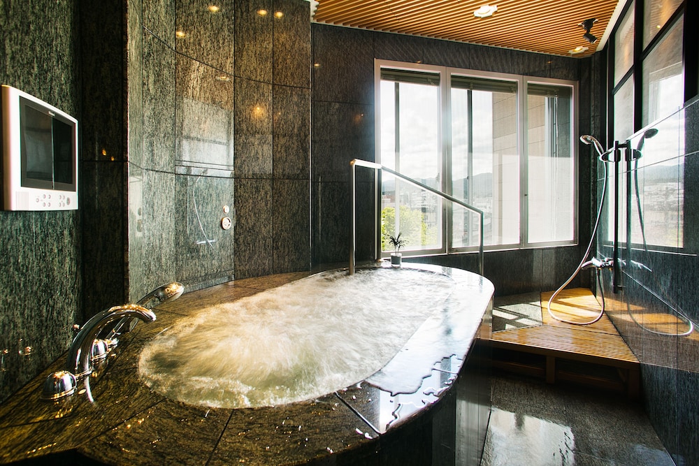 Suite 宇宙・光・静 ハリウッドツイン+和室+ジャグジー ジェットバス0 | 本陣平野屋 花兆庵