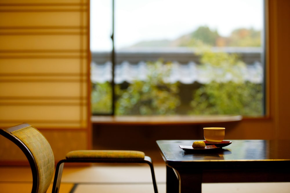 [和室12畳] 安らぎの純和風空間 部屋からの景観0 | 本陣平野屋 花兆庵