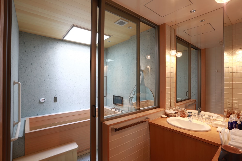 Suite 眺 最上階+ツイン+和室+檜風呂 バスルーム0 | 本陣平野屋 花兆庵