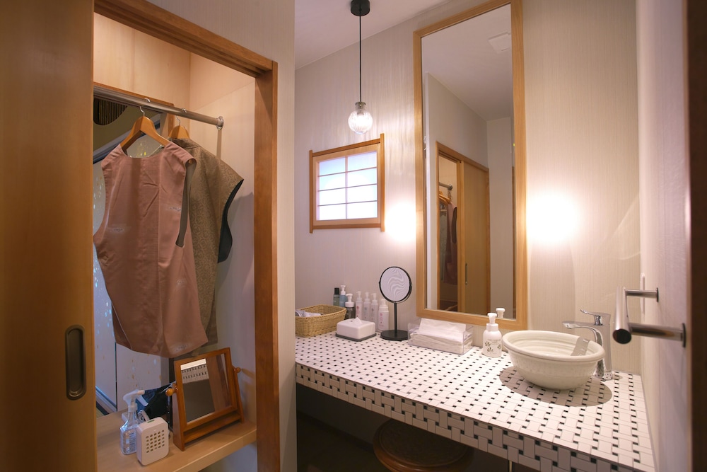 半露天風呂付和室 風・翠 24時間風呂 バスルームのシンク0 | 本陣平野屋 花兆庵