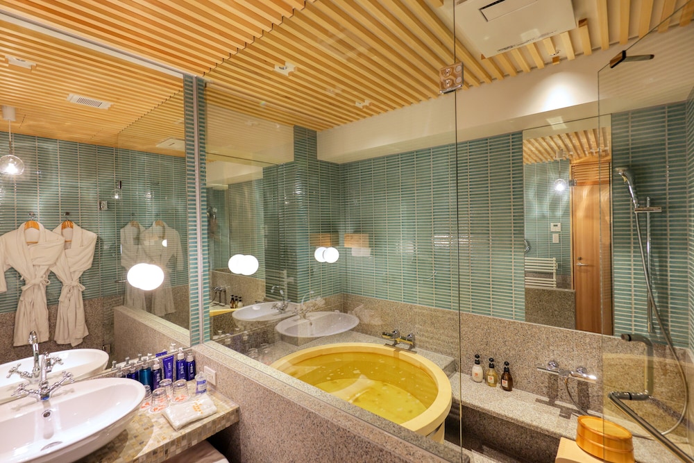 2024年OPEN! Suite 覚 [Satoru] ツイン+和室+檜風呂 バスルーム1 | 本陣平野屋 花兆庵