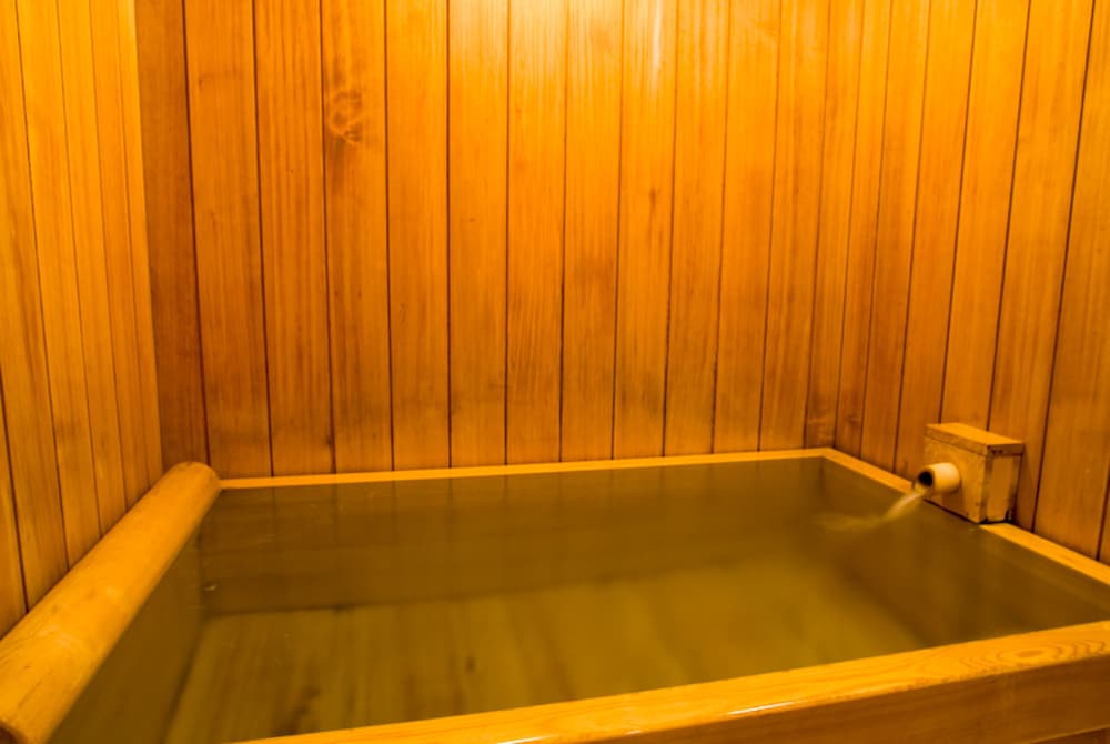 和室二間 和み 最上階+12.5畳+6畳+檜風呂 バスルーム0 | 本陣平野屋 花兆庵