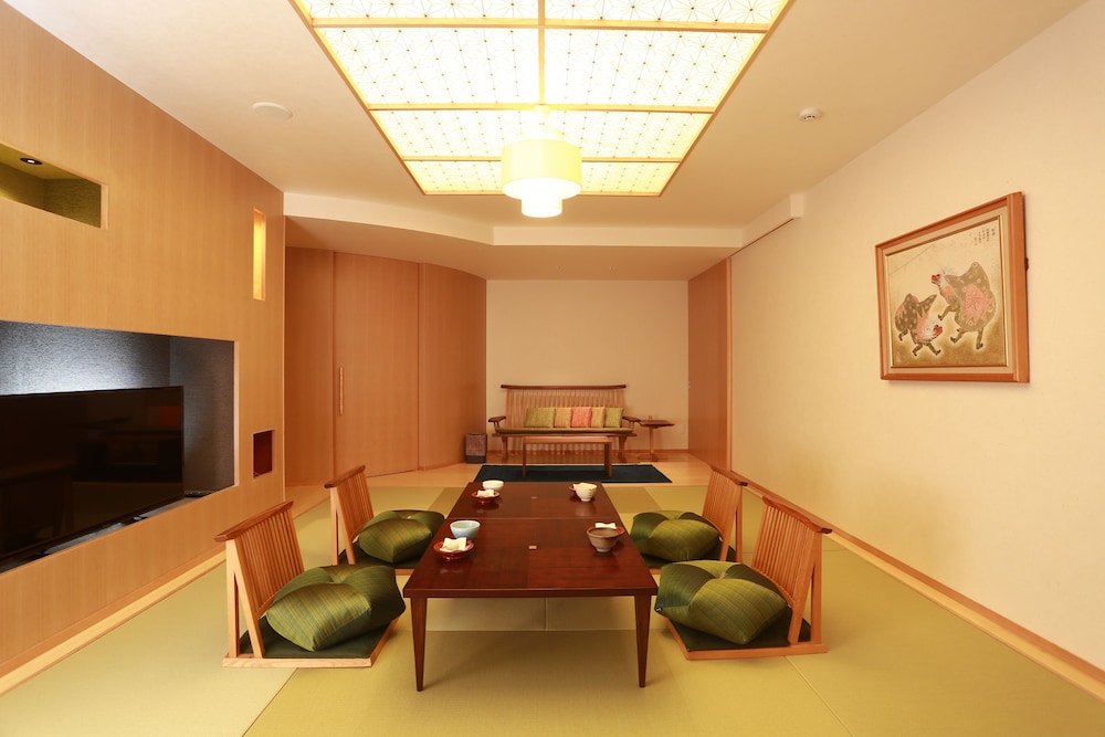 Suite 麻葉 ハリウッドツイン+和室+ジャグジー 客室1 | 本陣平野屋 花兆庵