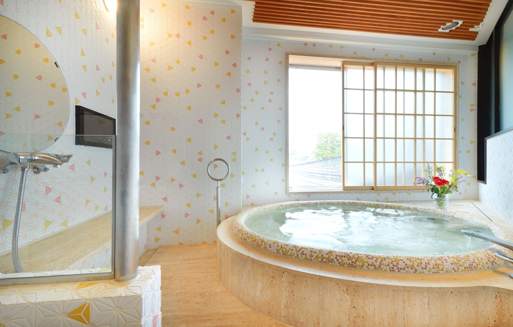 Suite 麻葉 ハリウッドツイン+和室+ジャグジー バスルーム0 | 本陣平野屋 花兆庵