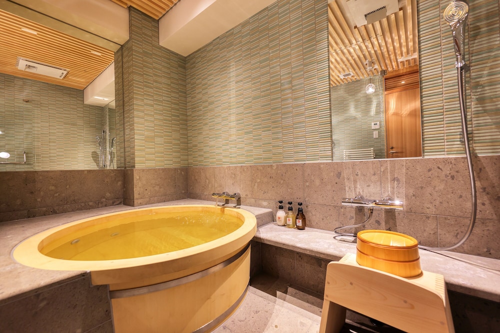 2024年OPEN! Suite 響 [Hibiki] ツイン+和室+檜風呂 バスルーム0 | 本陣平野屋 花兆庵