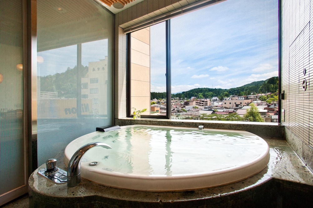 Suite 宇宙・光・静 ハリウッドツイン+和室+ジャグジー バスルーム0 | 本陣平野屋 花兆庵