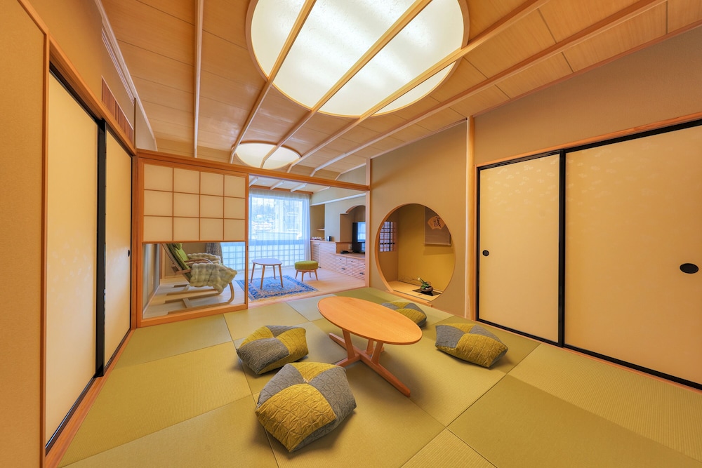 Suite 眺 最上階+ツイン+和室+檜風呂 | 本陣平野屋 花兆庵