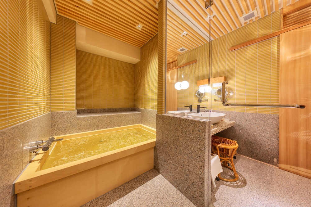 2024年OPEN! Suite 慈 [Itsukushimi] ツイン+和室+檜風呂 バスルーム1 | 本陣平野屋 花兆庵