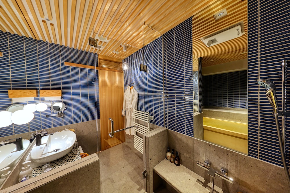 2024年OPEN! Suite 惟 [Yui] ツイン+和室+檜風呂 バスルーム1 | 本陣平野屋 花兆庵