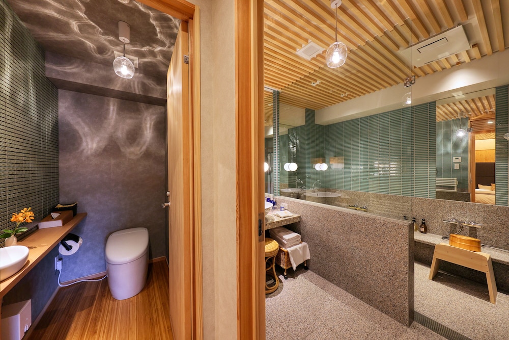 2024年OPEN! Suite 覚 [Satoru] ツイン+和室+檜風呂 バスルーム0 | 本陣平野屋 花兆庵