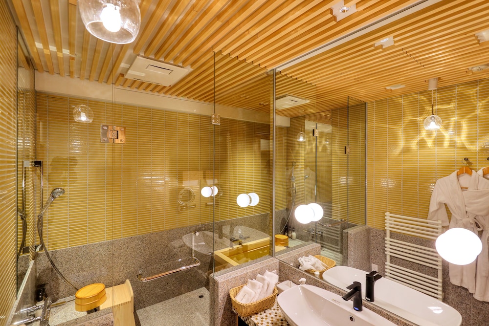 2024年OPEN! Suite 慈 [Itsukushimi] ツイン+和室+檜風呂 バスルーム0 | 本陣平野屋 花兆庵