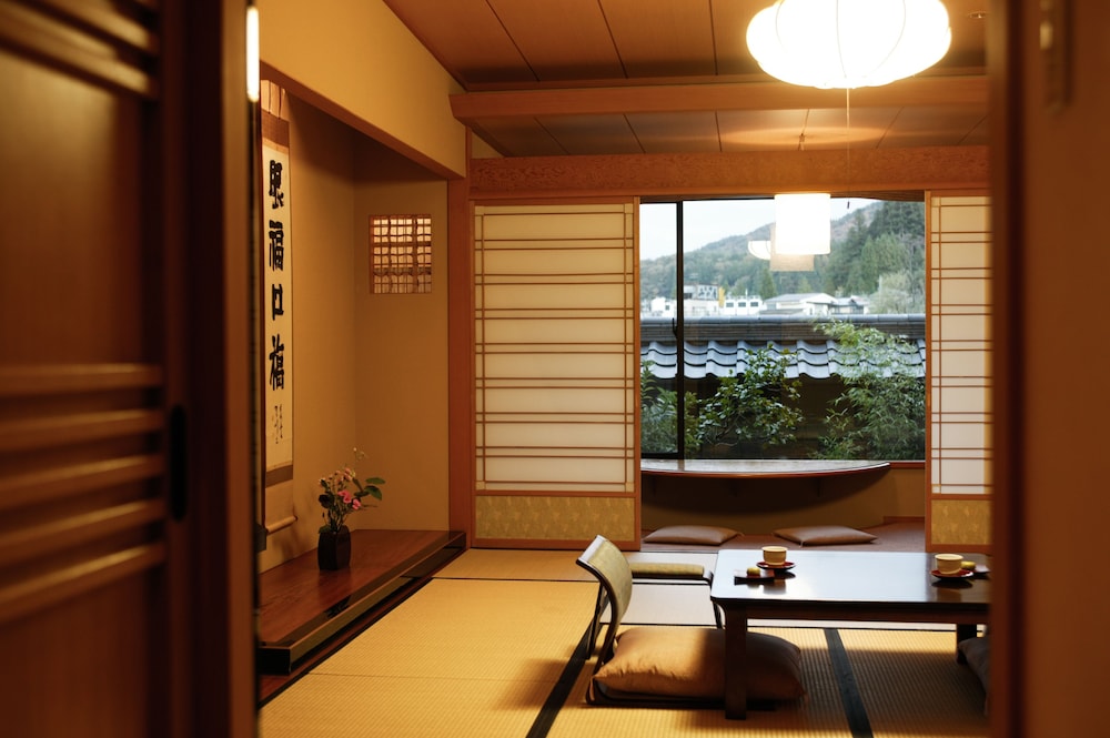 [和室12畳] 安らぎの純和風空間 リビング エリア0 | 本陣平野屋 花兆庵