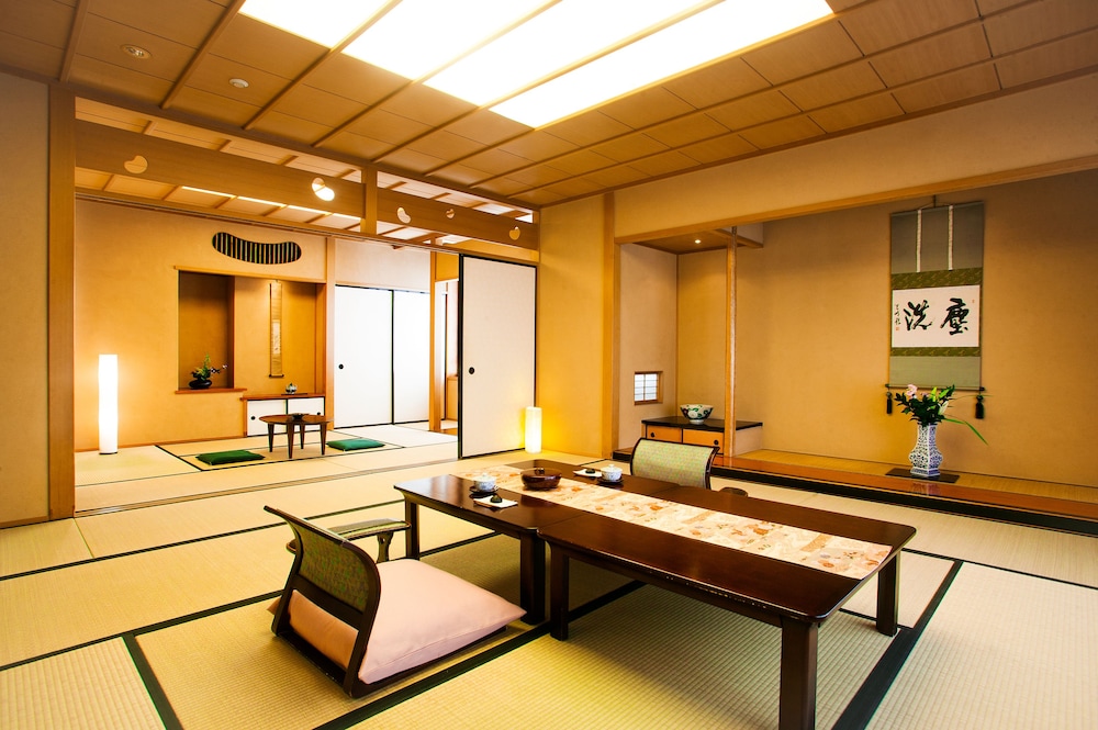 和室二間 和み 最上階+12.5畳+6畳+檜風呂 | 本陣平野屋 花兆庵