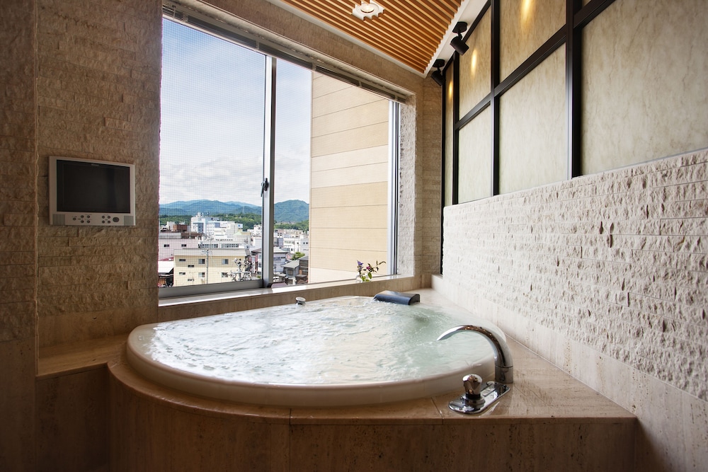 Suite 宇宙・光・静 ハリウッドツイン+和室+ジャグジー バスルーム1 | 本陣平野屋 花兆庵