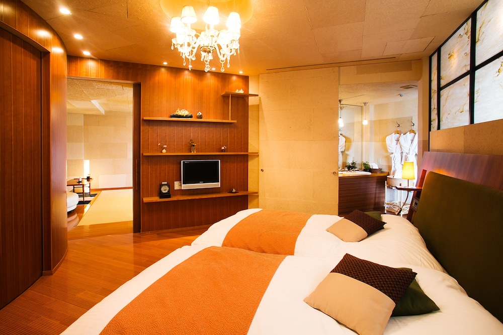 Suite 宇宙・光・静 ハリウッドツイン+和室+ジャグジー 客室1 | 本陣平野屋 花兆庵