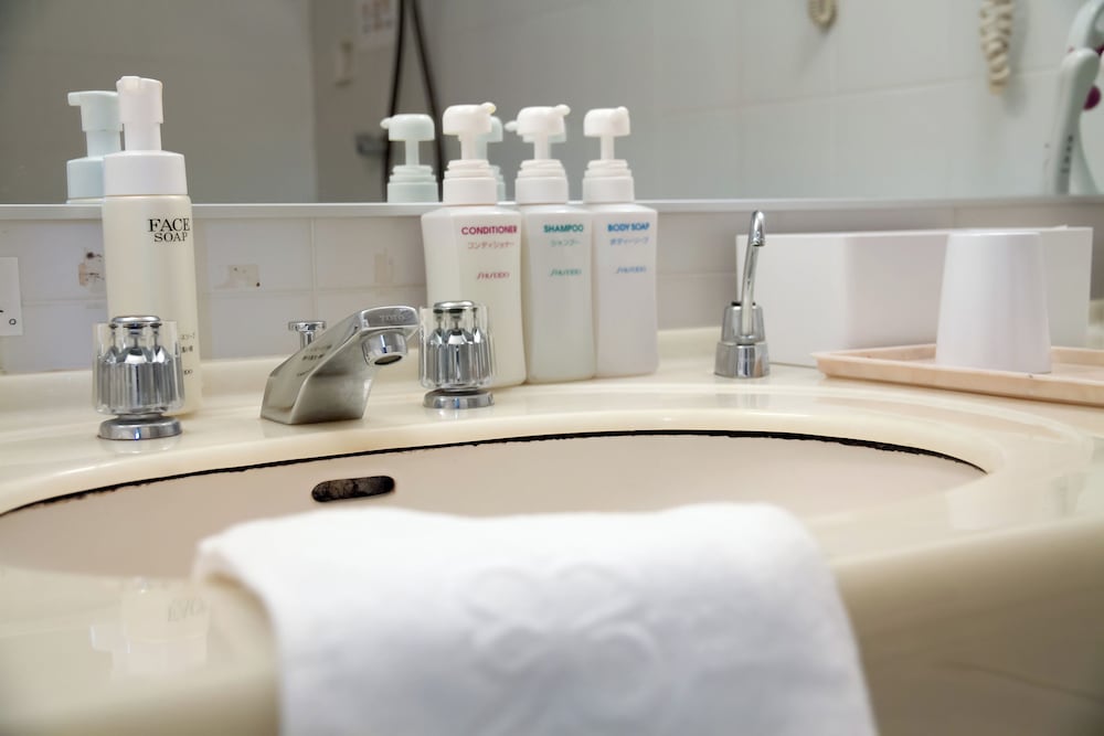 ツインルームシングルサイズベッド 2 台 バスルーム0 | 奥道後　壱湯の守