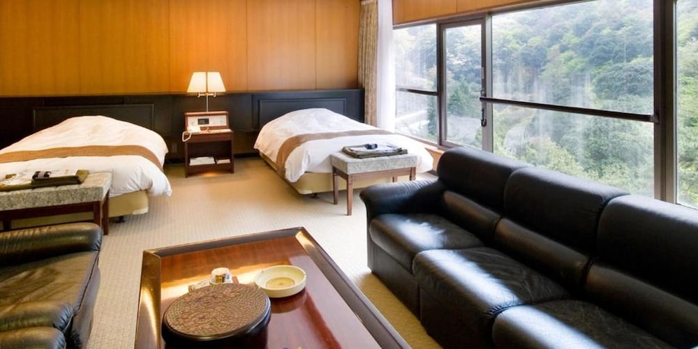 デラックス ツインルーム ベッド (複数台) マウンテンビュー 客室1 | 奥道後　壱湯の守
