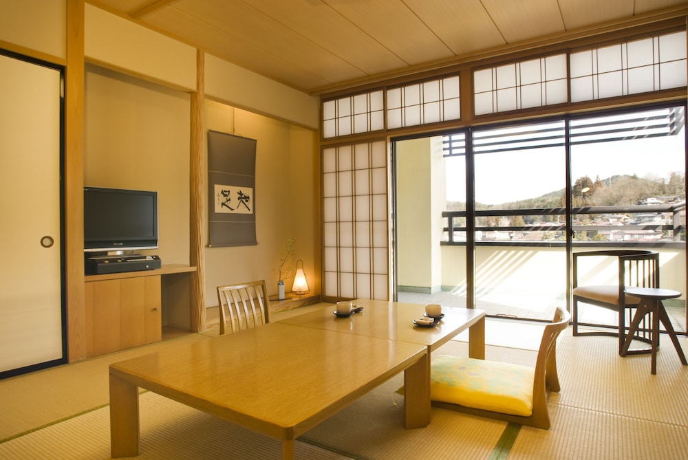 和室 スーペリアルーム リバービュー 禁煙 客室内のダイニングエリア0 | 本陣平野屋 別館