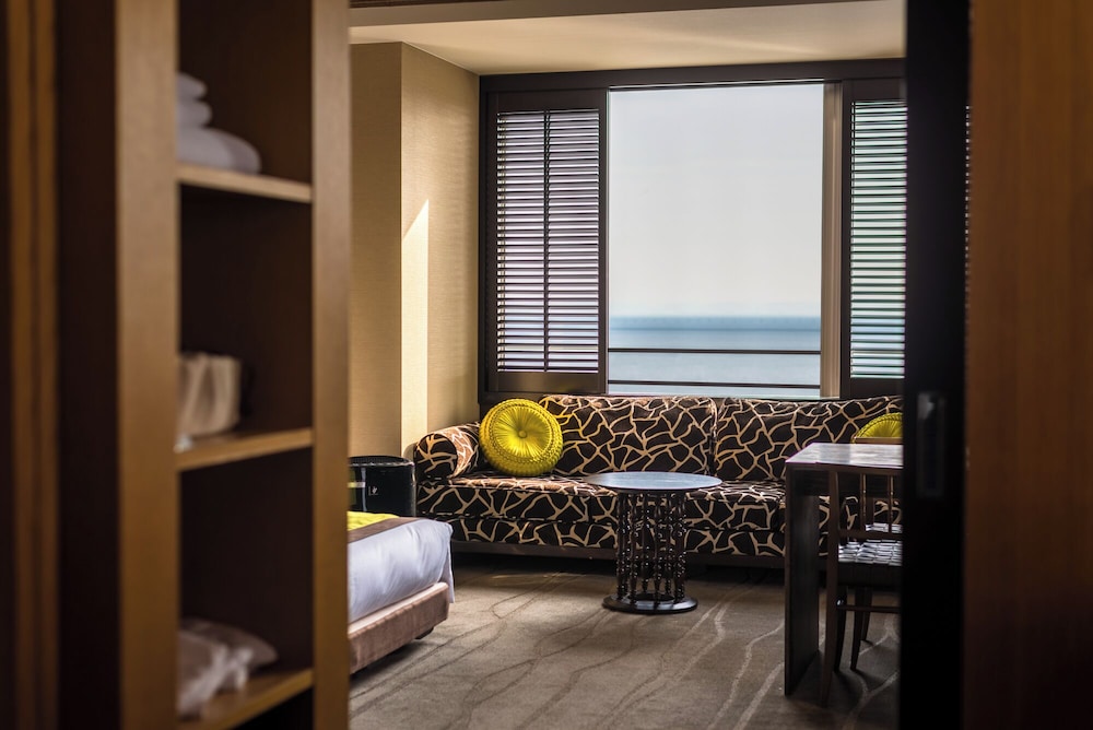 クラブキングハーバービュー 禁煙 (14-16階/クラブアクセス/ミニバーフリー) 部屋からの景観1 | オリエンタルホテル