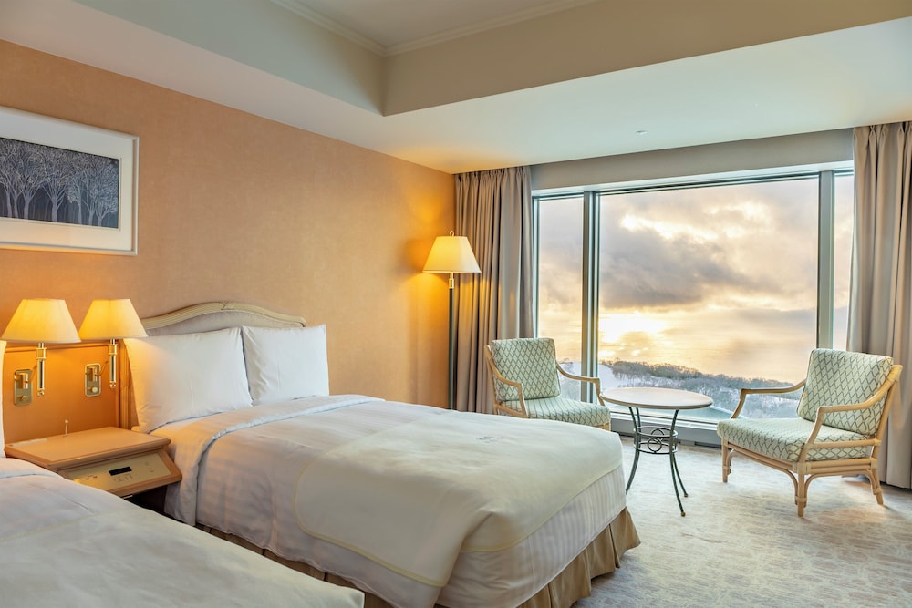 プレミアム ルーム シングルベッド 2 台 (Sea Side) 客室2 | ザ・ウィンザーホテル洞爺 リゾート&スパ by IHG