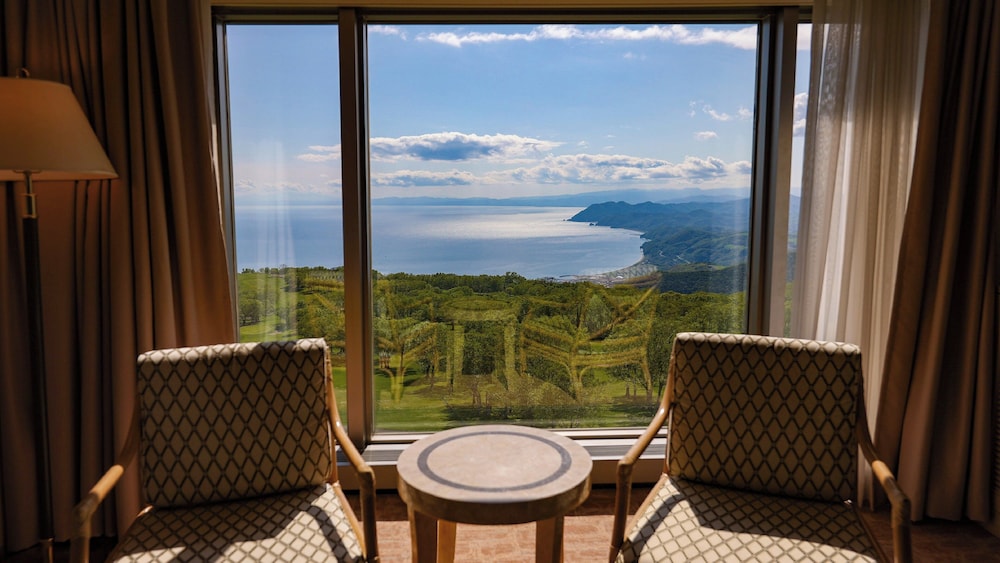 プレミアム ルーム シングルベッド 2 台 (Sea Side) 客室1 | ザ・ウィンザーホテル洞爺 リゾート&スパ by IHG