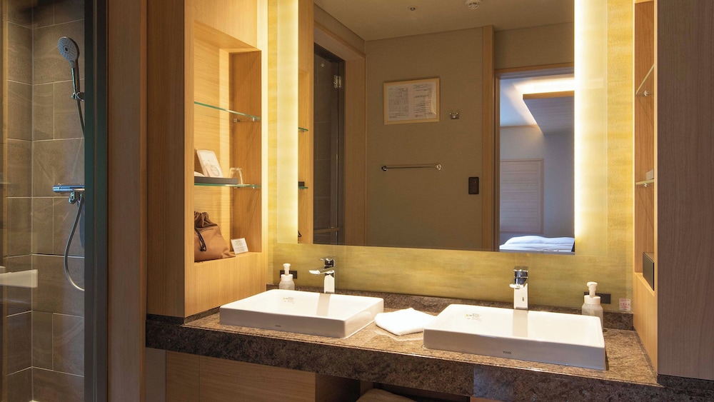 プレミアム [西館] 特別室 温泉露天風呂付 (61㎡)／会席膳・和朝食付 客室1 | 第一滝本館